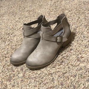 Women’s Ankle Boot Size: 7.5